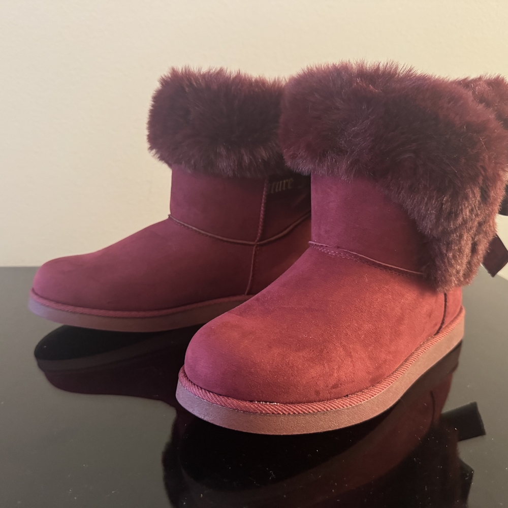 Juicy Couture King Cozy Faux Fur Boots Burgundy Size 7 – NWT Bow-Back Plush - Picture 2 of 4